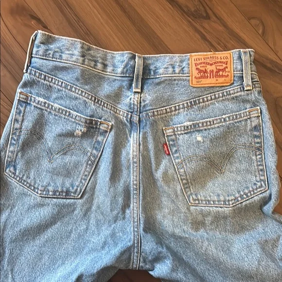 Distressed Levi’s medium indigo - Picture 4 of 5